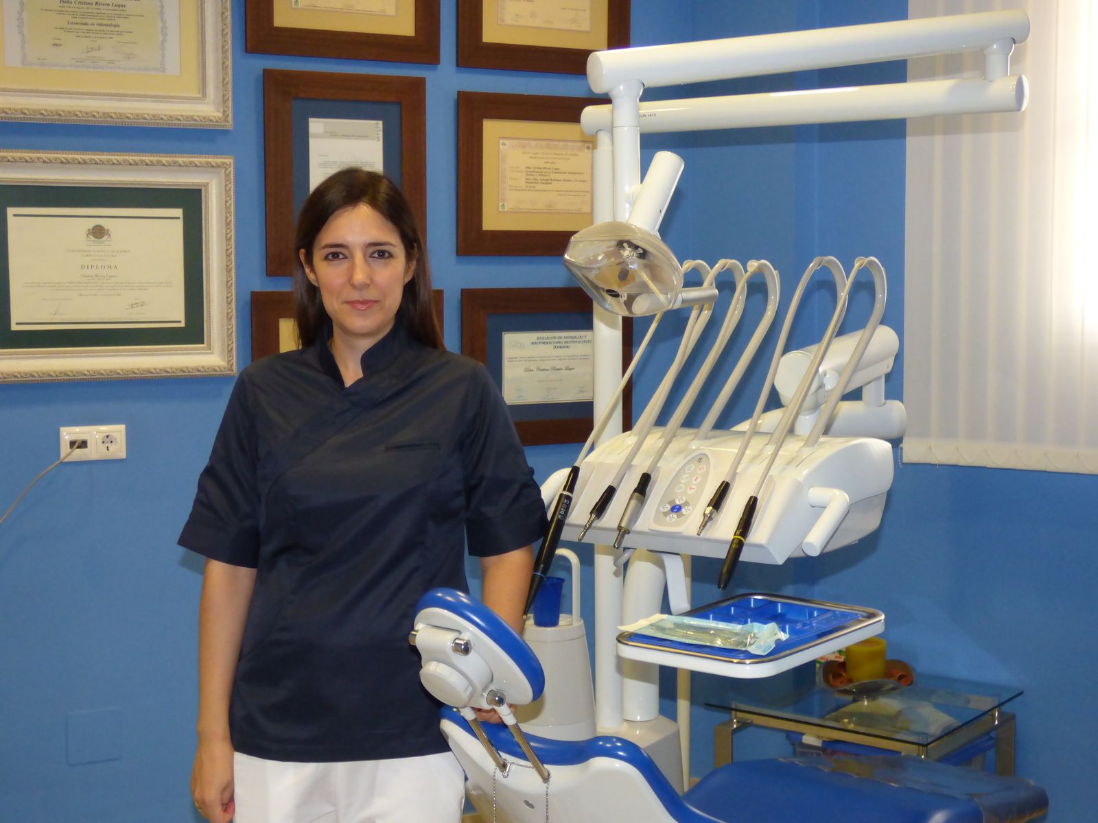 Profesional de Clínica Dental Rivera junto al equipo del gabinete